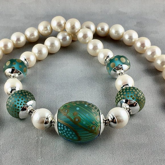 YOUR SIGNATURE NECKLACE WITH MATCHING PEARL EARRINGS - Picture 4 of 5